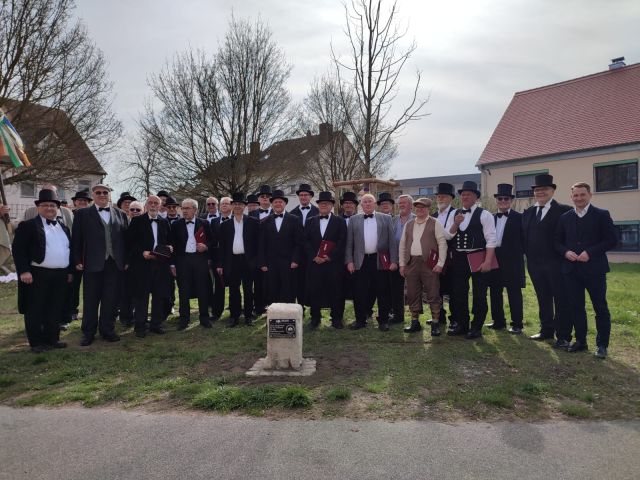 Gesangverein im Steigerwald Burgebrach e.V.: Baumbank rund um die / an der Sängerlinde